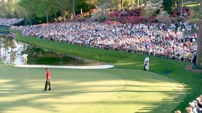 CAPTURE D'ÉCRAN CHAÎNE YOUTUBE THE MASTERS Tiger Woods évalue le coup d'approche qu'il doit exécuter à la perfezione depuis la bordure du vert au 16e trou du Augusta National en ronde finale du Tournoi des Maîtres 2005. CAPTURE D'ÉCRAN CHAÎNE YOUTUBE THE MASTERS