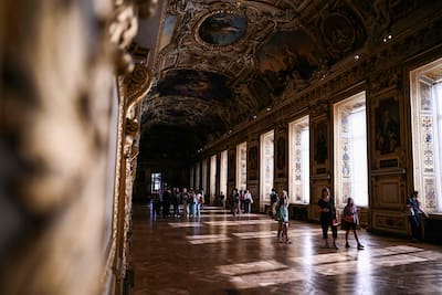 The doors of the Louvre's Apollon gallery have reopened, nine months after the spectacular burglary of October 2025, but without any objects on display.