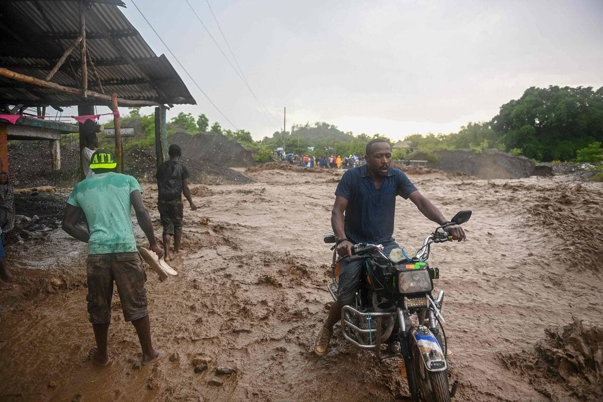 Au moins 42 morts et des milliers de déplacés après des inondations en ...