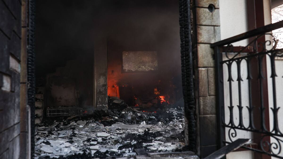 Touristes et habitants évacués d'une station balnéaire populaire en Grèce