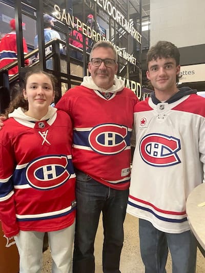 Éric Desaulniers in compagnia dei suoi bambini, Maïna Desaulniers, 17 anni, e Loïc Desaulniers, 20 anni, de l'Outaouais.