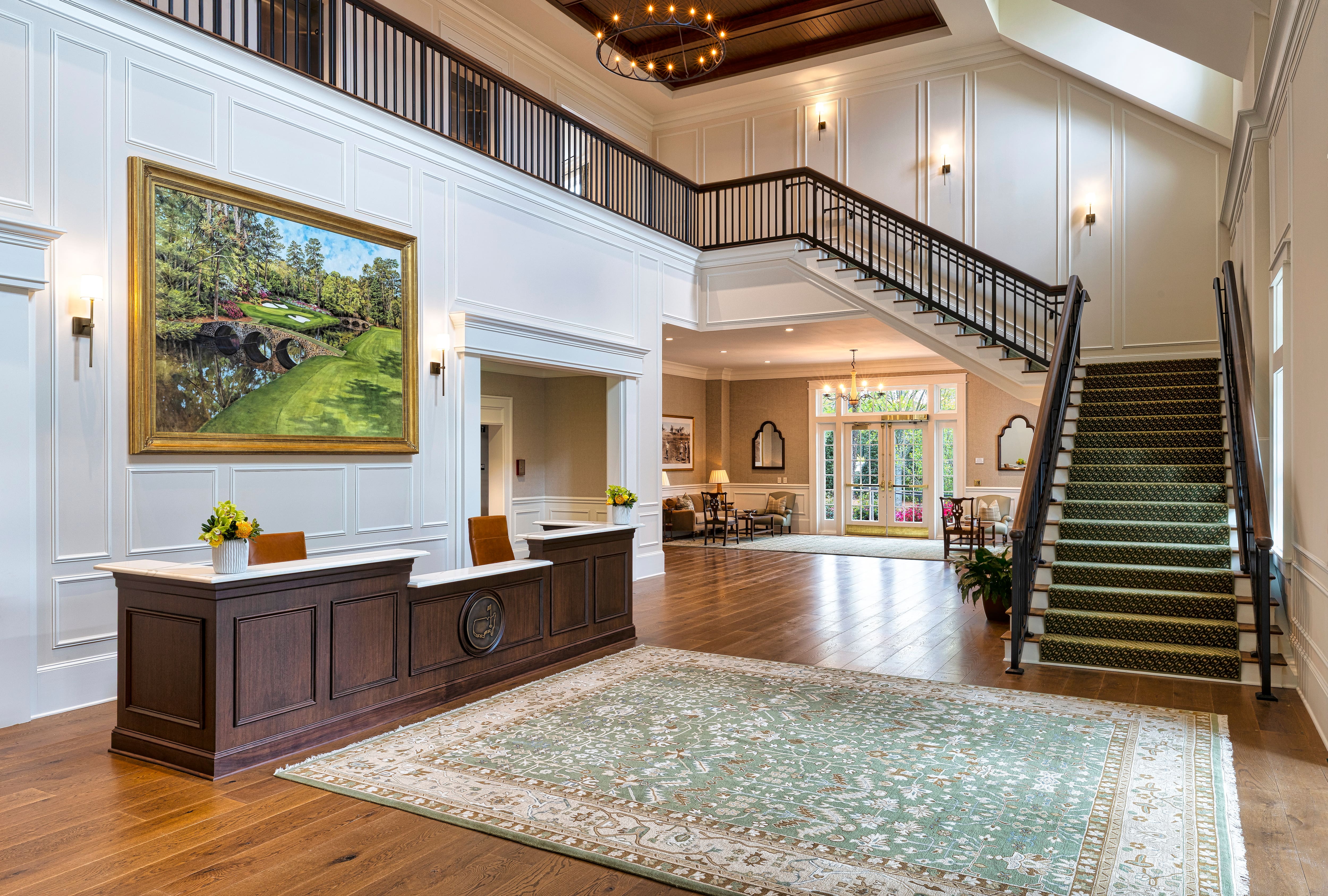 Visite o novo pavilhão dos golfistas que participaram do Tournoi des Maîtres em 2026. A entrada do edifício revela a riqueza e o luxo do clube de golfe selecionado de la Géorgie.