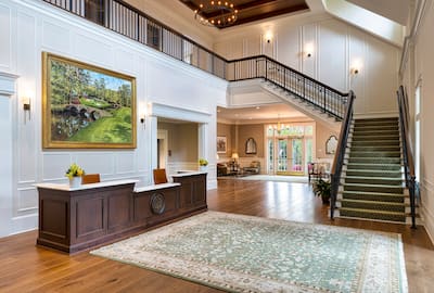 Visite o novo pavilhão dos golfistas que participaram do Tournoi des Maîtres em 2026. A entrada do edifício revela a riqueza e o luxo do clube de golfe selecionado de la Géorgie.