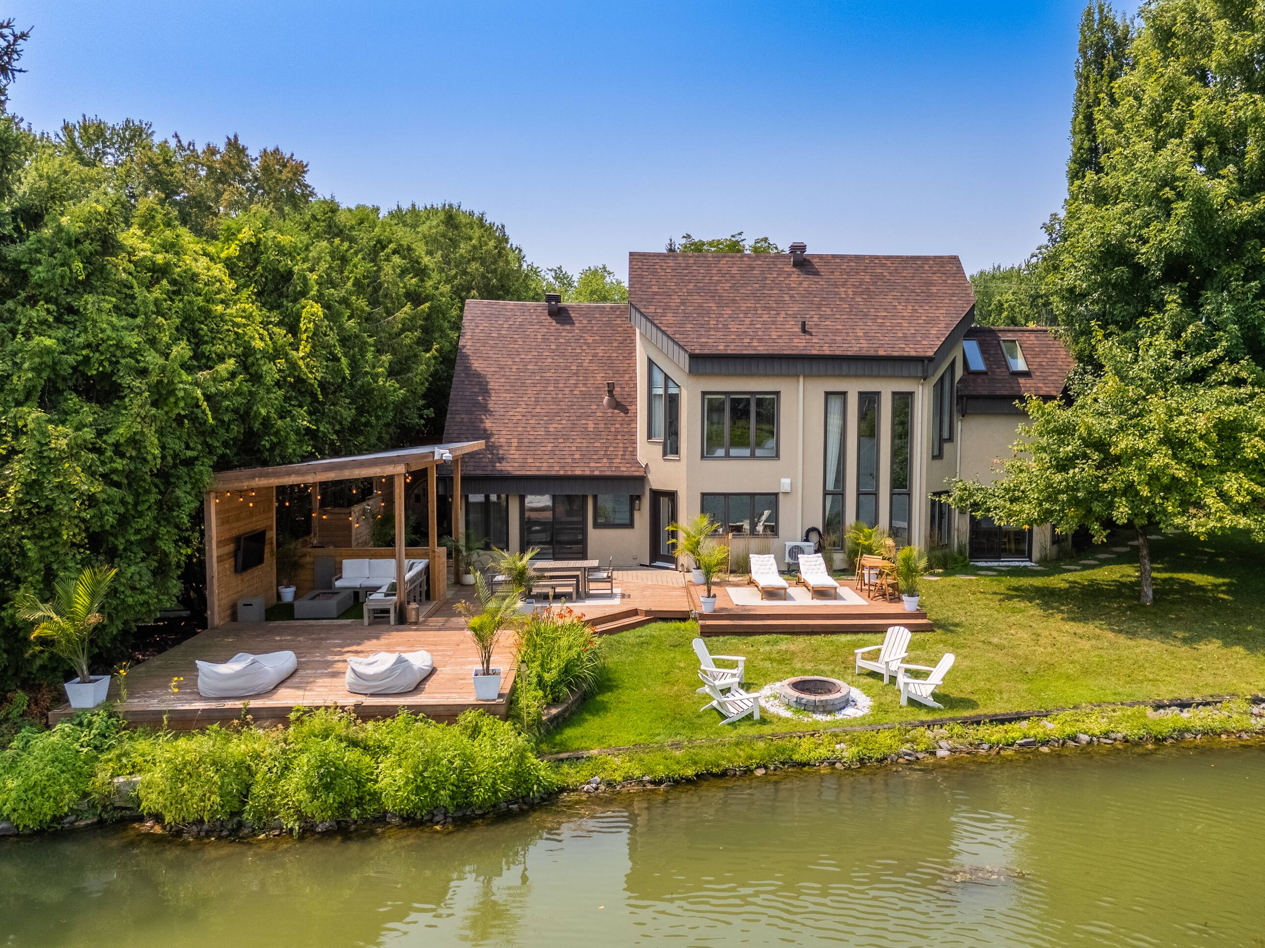 Cette maison au bord de l’eau est à vendre