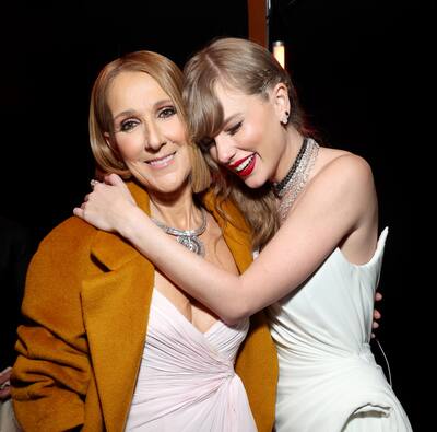 Celine Dion se dio una ducha de Gatorade en un video transmitido antes del partido de Sunday Night Football de NBC.