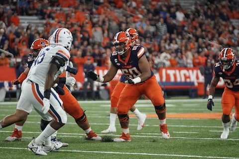 Matthew Bergeron a joué au tacle gauche tout au long de son séjour de quatre ans à l'Université de Syracuse. PHOTO FOURNIE PAR COLLEGE PRESSBOX