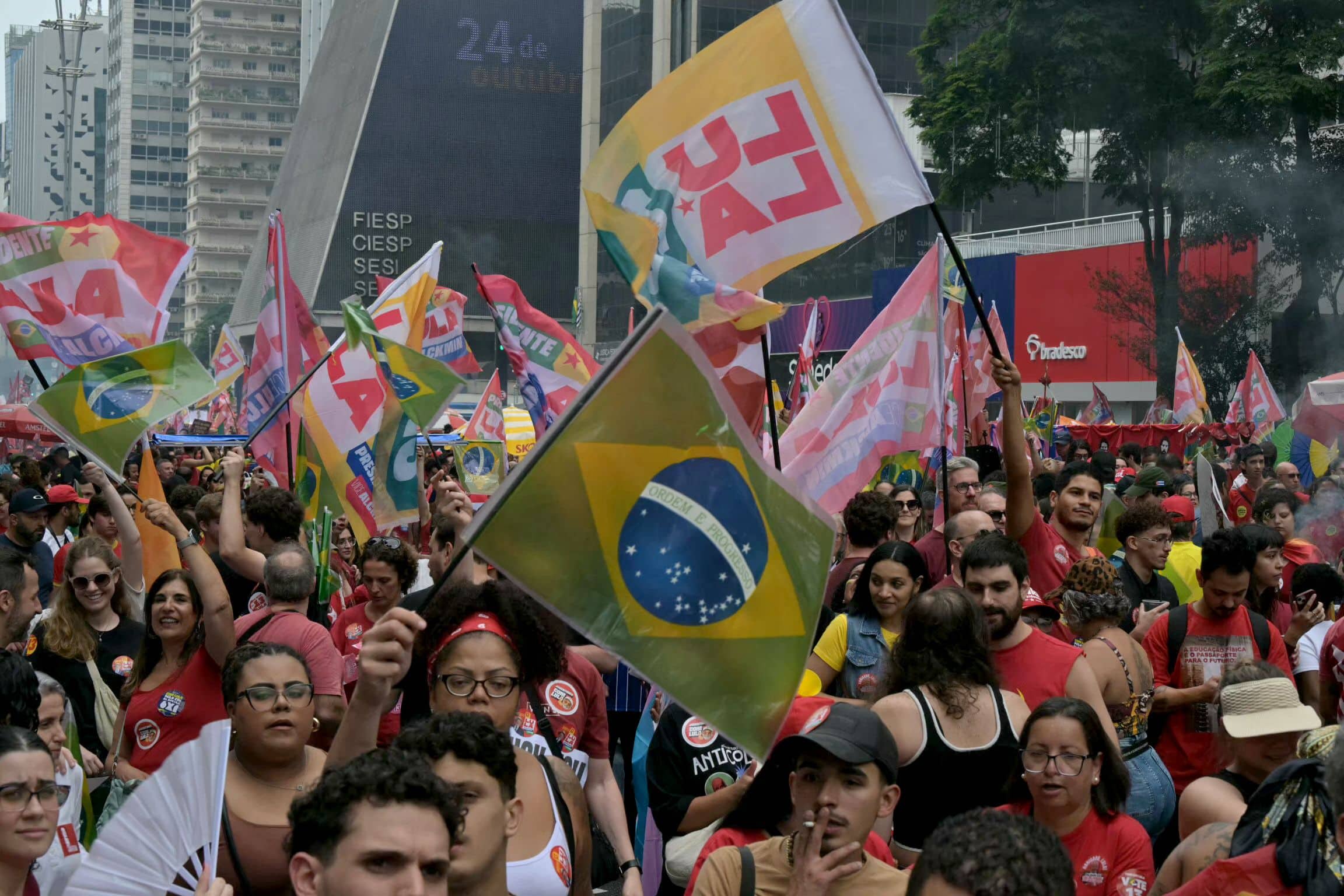 Brésil: Lula et Bolsonaro mobilisent des milliers de partisans à la veille du second tour