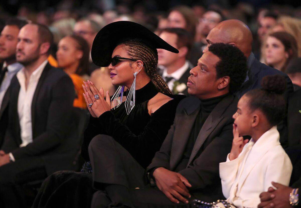 Beyoncé et Jay-Z demeurent assis durant l'hymne national et le web s ...