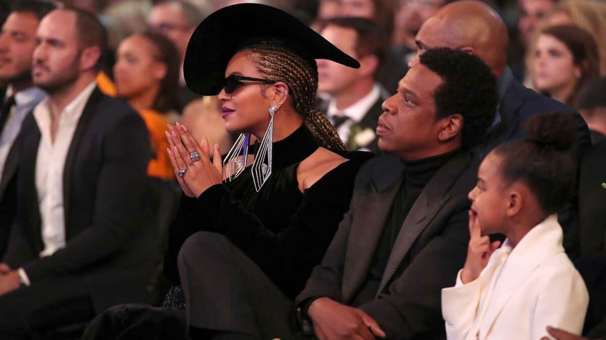 Beyoncé et Jay-Z demeurent assis durant l'hymne national et le web s ...