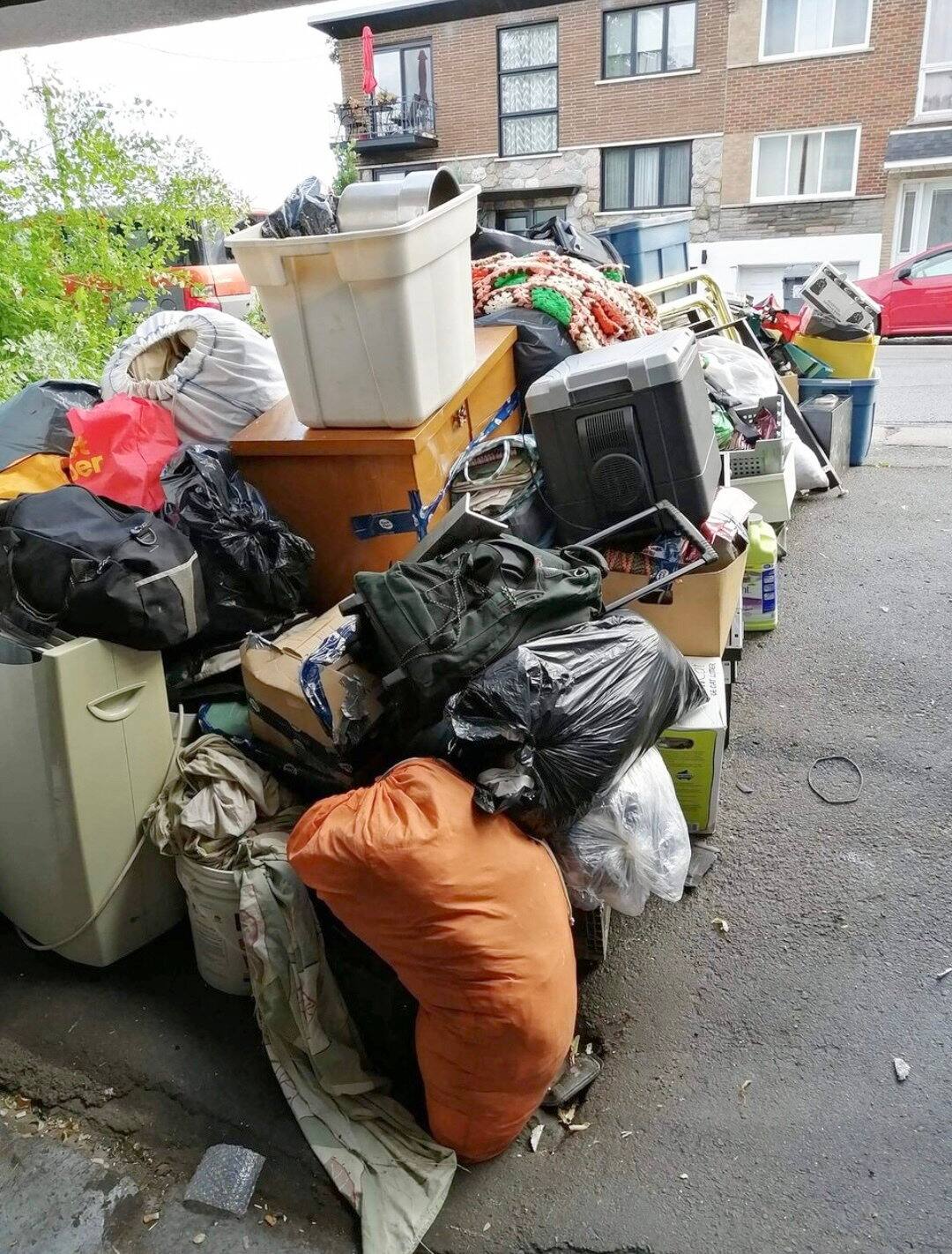Eric a envoyé cette photo à sa mère et sa sœur en mai 2025 montrant ses effets personnels jetés à la rue après avoir été évincé de son logement.
