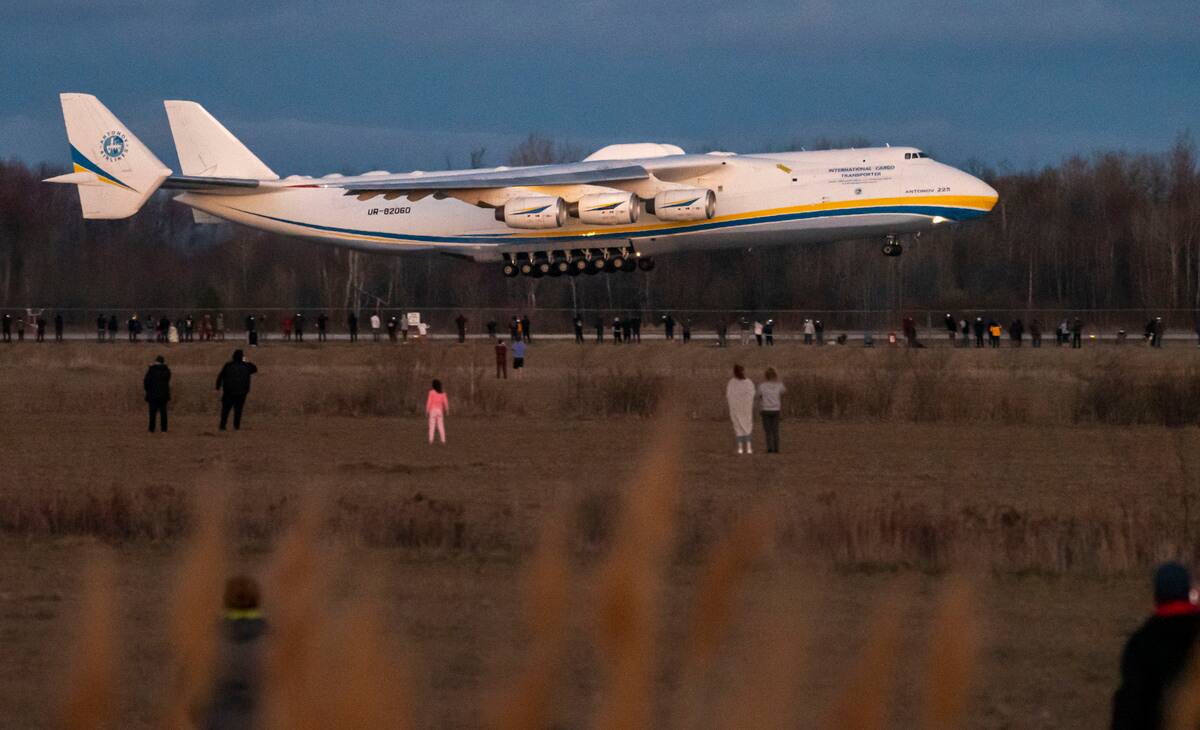 Premi&egrave;re vague: le plus gros avion du monde contenait assez de blouses pour une semaine seulement