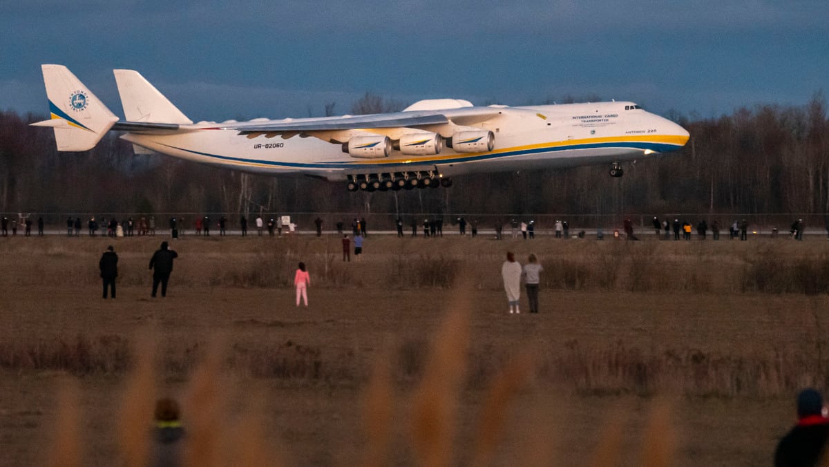 Première vague: le plus gros avion du monde contenait assez de blouses pour une semaine seulement