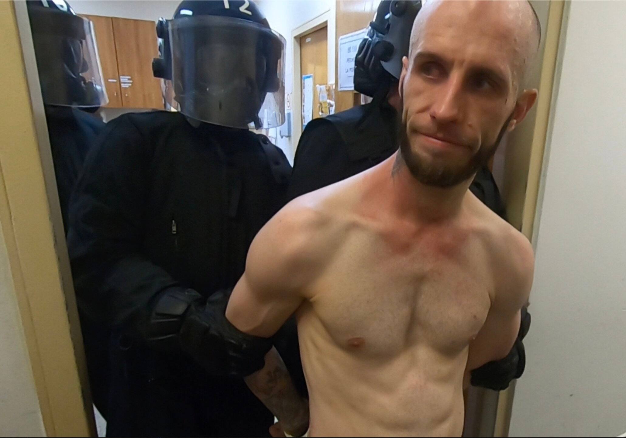 Après 2 semaines de procès chaotiques, un détenu accusé de menaces et de harcèlement sur des agents correctionnels règle son dossier en plaidant coupable