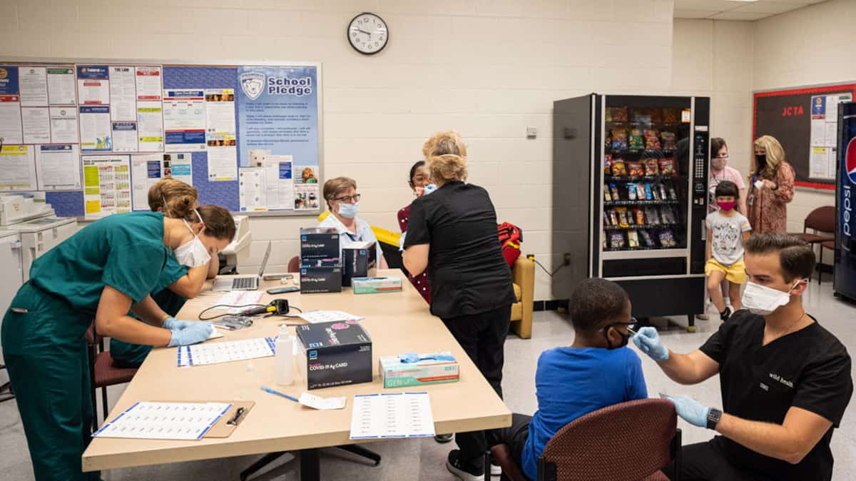 Vacciner ou non ses enfants contre la COVID? Le dilemme des parents américains