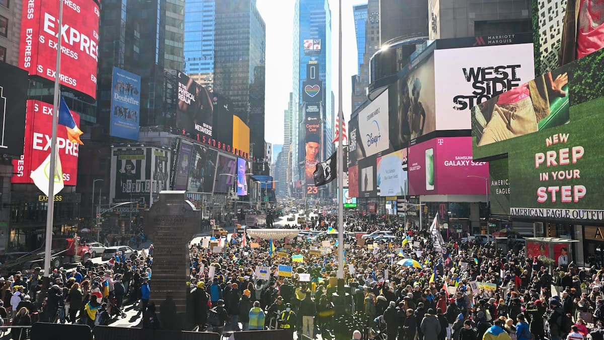 À travers le monde, la solidarité avec l'Ukraine se manifeste dans la rue