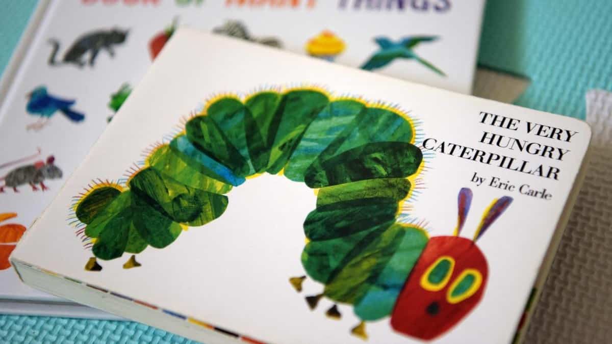 Eric Carle, autor e ilustrador de The Caterpillar That Makes Holes, faleceu aos 91 anos. Eric Carle, autor e ilustrador de The Caterpillar That Makes Holes, faleceu aos 91 anos.