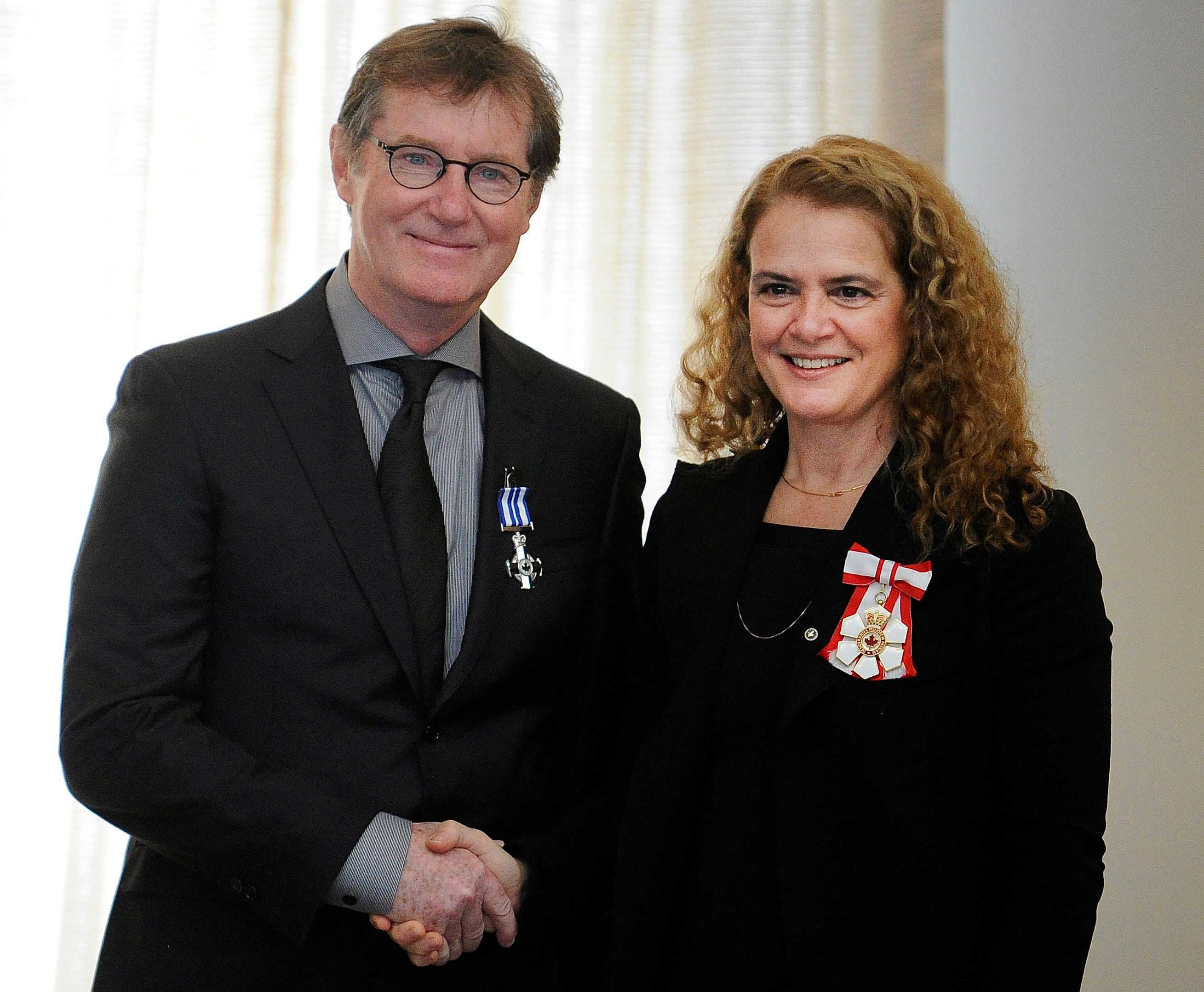 Marc Messier en compagnie de la gouverneure générale du Canada Julie Payette, en décembre 2017, alors qu'il reçoit la Croix du service méritoire, une distinction soulignant sa contribution exceptionnelle au monde culturel.