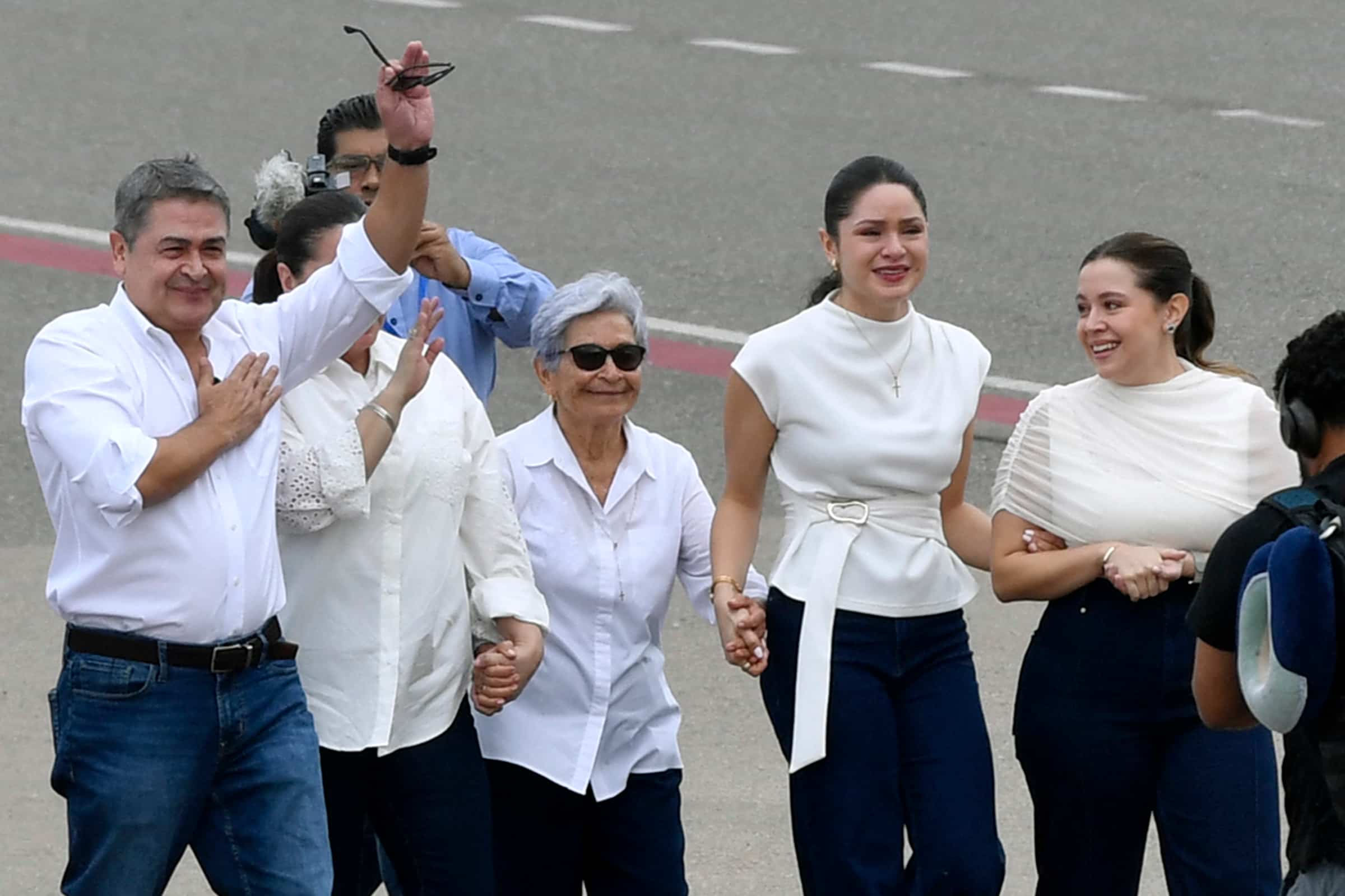 Former President of Honduras, pardoned by Trump, returns to his country
