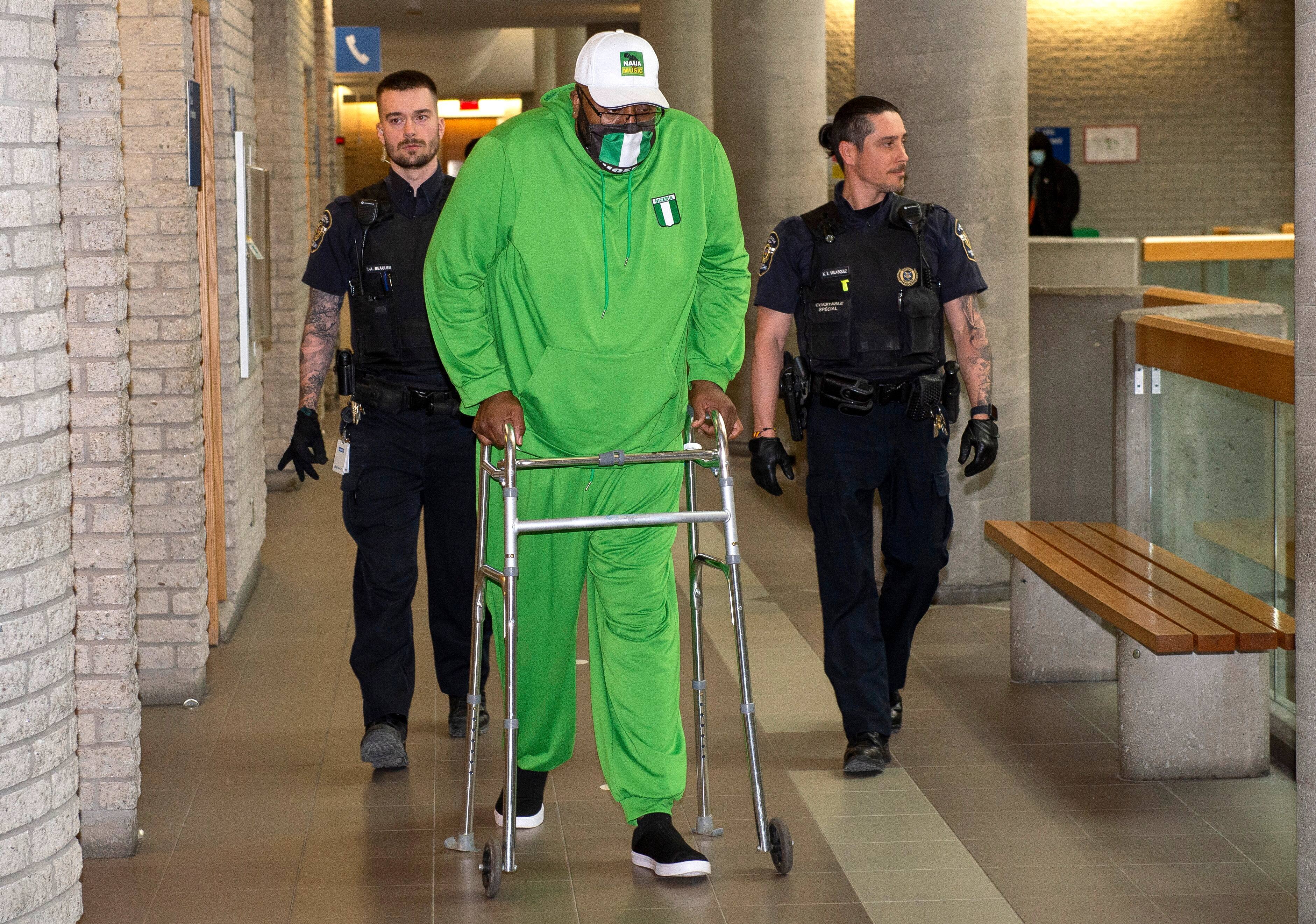 [VID&Eacute;O] Sentence pour agression sexuelle: Go&ucirc;chy Boy lance sa marchette sur un photographe au palais de justice