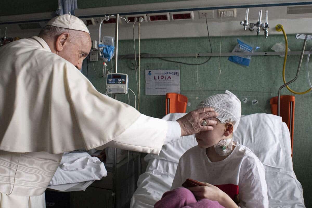 EN IMAGES | Le pape rend visite des enfants ukrainiens dans un h&ocirc;pital du Vatican