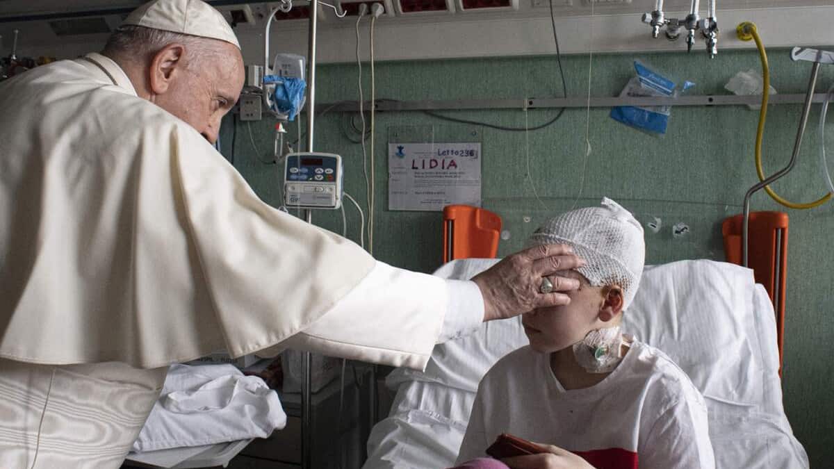 EN IMAGES | Le pape rend visite des enfants ukrainiens dans un hôpital du Vatican