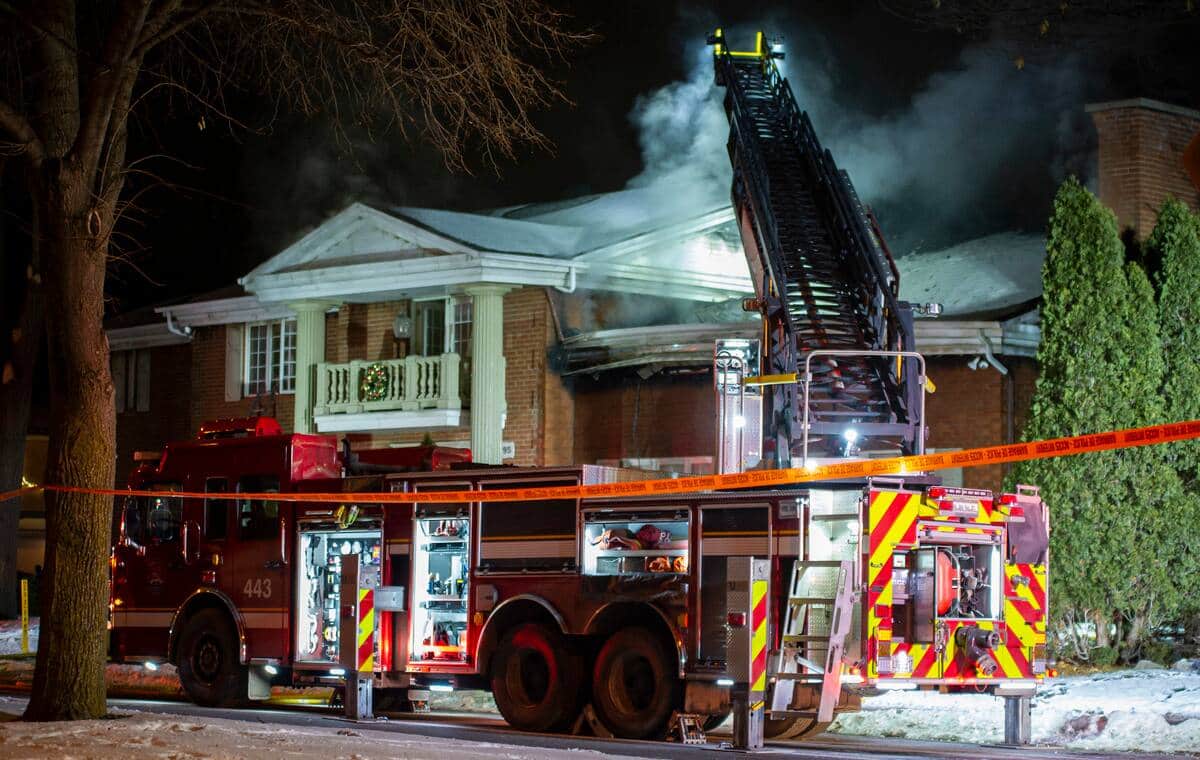 EN IMAGES | Une maison en proie aux flammes &agrave; Brossard