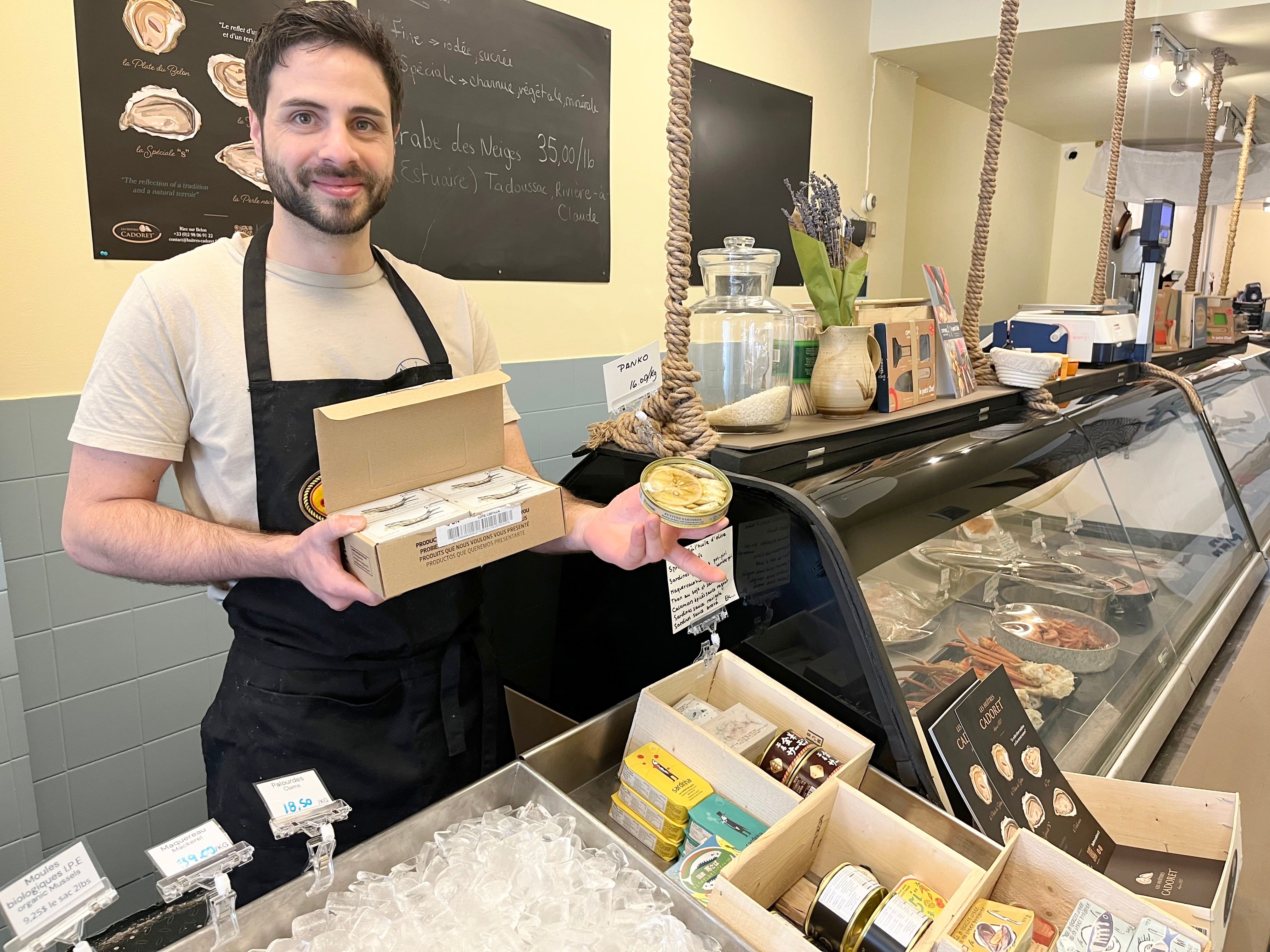 «C’est vraiment hallucinant»: les poissonniers surpris par la folie pour les sardines en canne