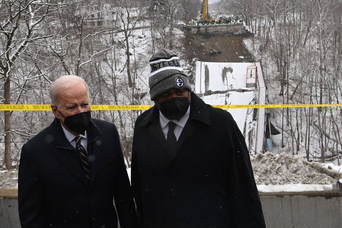 Biden visite un pont effondr&eacute;, et plaide pour r&eacute;nover les infrastructures comme les usines am&eacute;ricaines