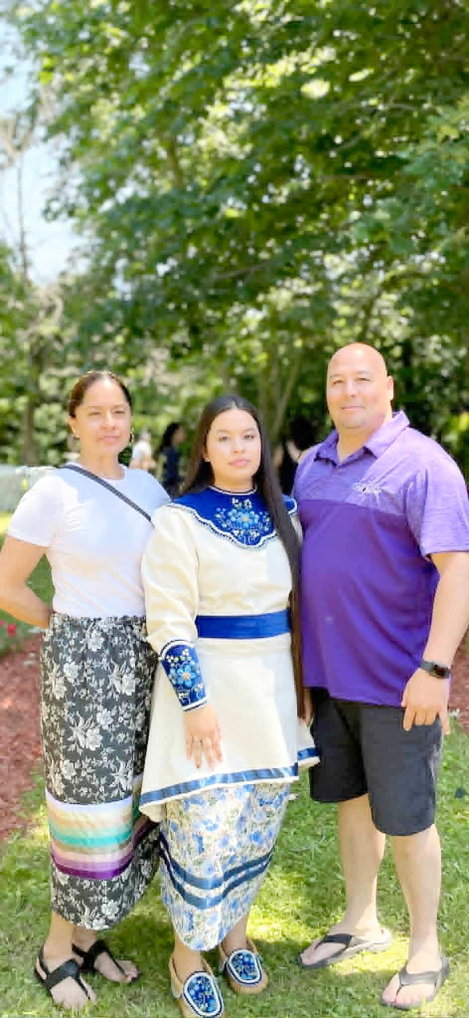 Tsótewe Stacey, au centre, avec ses parents, Jolene Bear et Skaroniati Stacey.