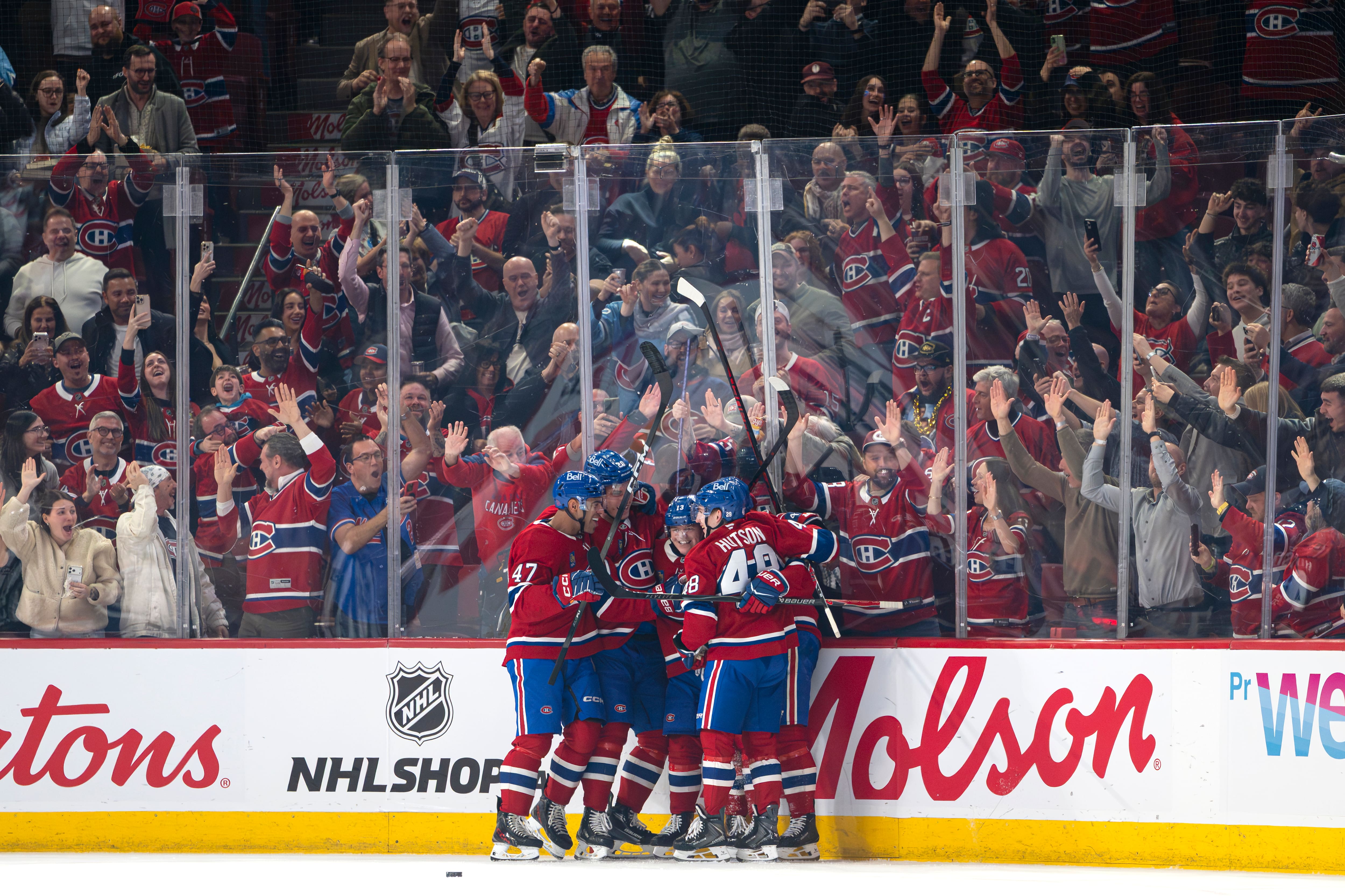 Euphorie au Centre Bell pour le 50e but de Cole Caufield: «C’était complètement fou», a indiqué Lane Hutson