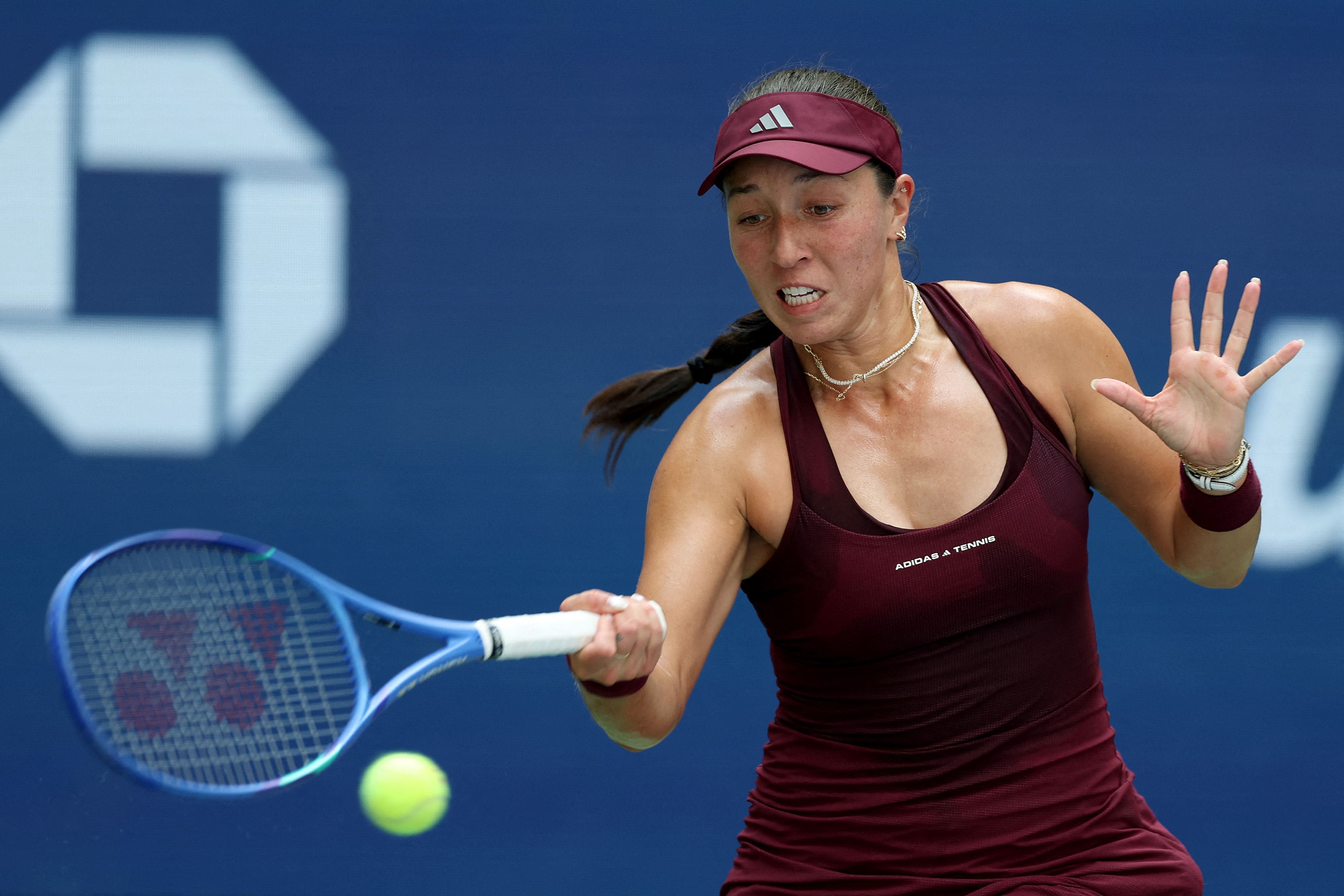 Jessica Pegula en train de retourner une frappe de Leylah Fernandez, vendredi, durant leur match de troisième tour à New York.