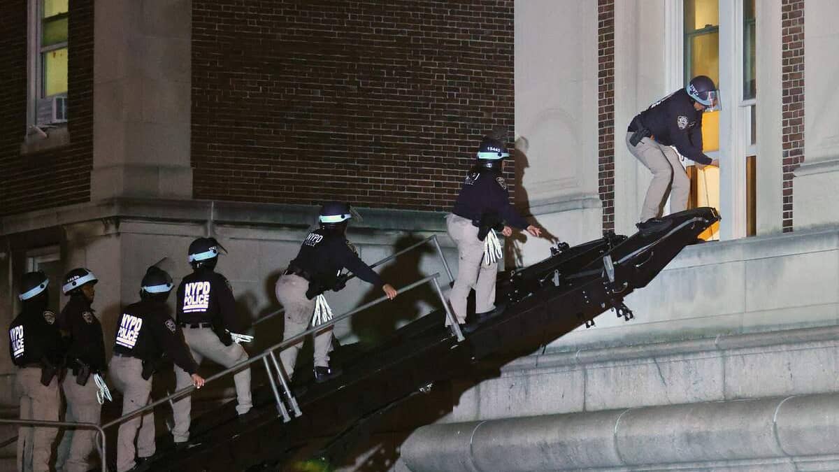 Banned students: New York police intervene on Columbia University campus Banned students: New York police intervene on Columbia University campus