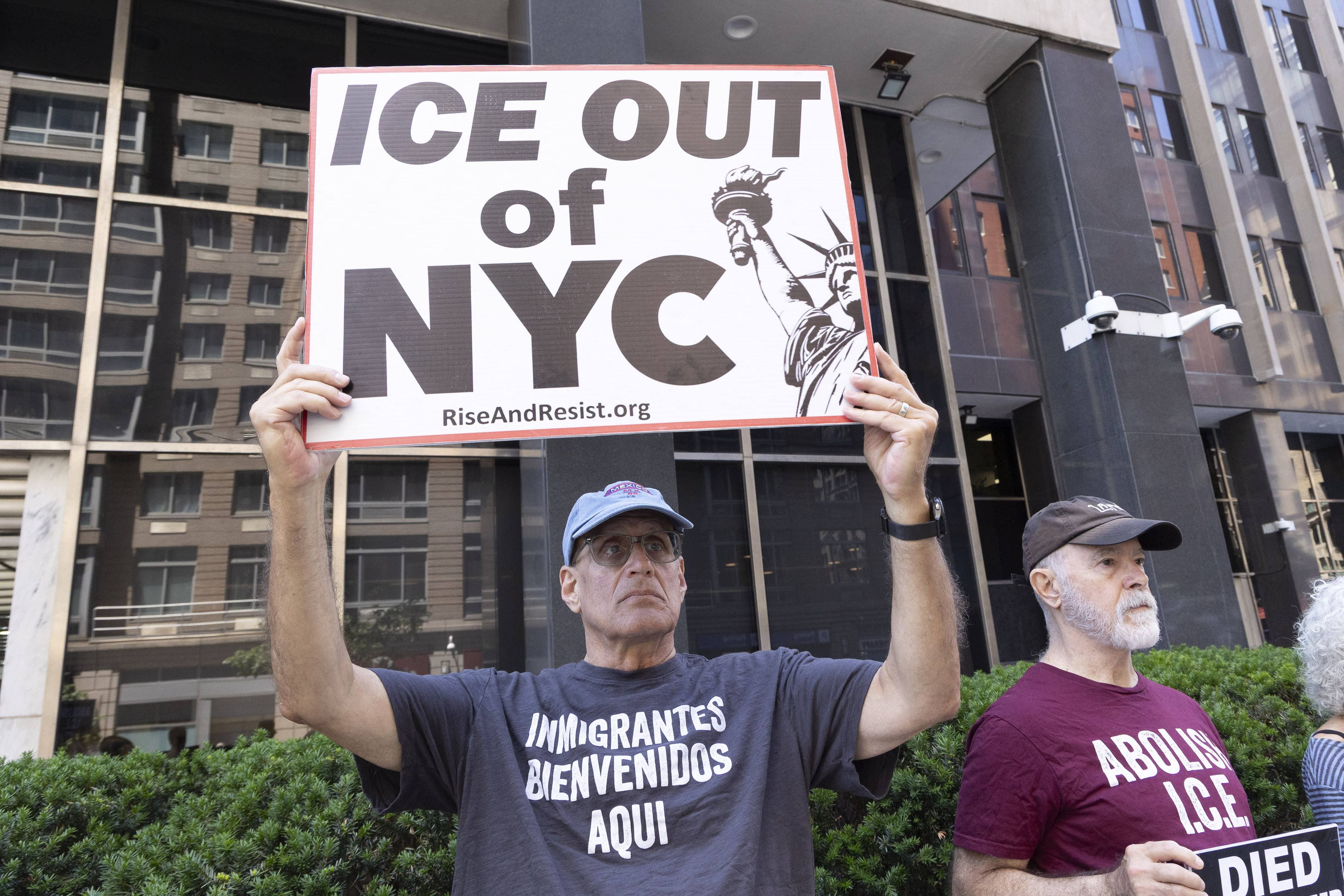 Protesters take part in the weekly vigil organized by &ldquo;Rise and Resist&rdquo; to honor those affected by the Trump administration's immigration detention and mass deportation policies. New York, June 4, 2026.