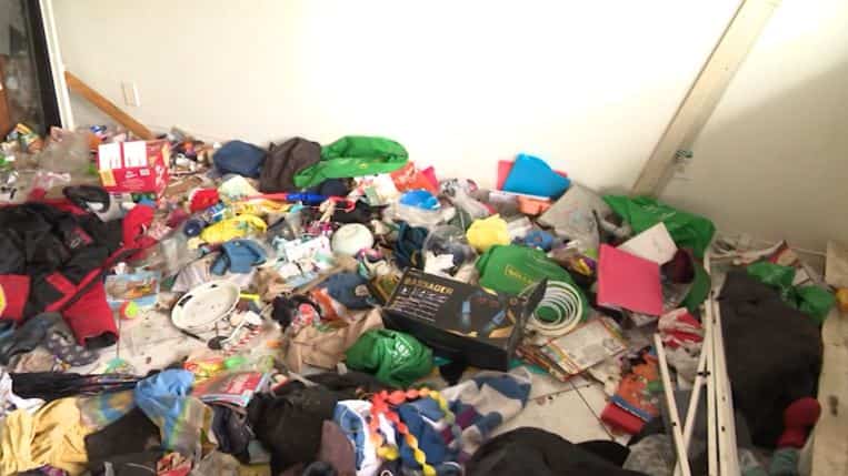 EN IMAGES | Mouches, déchets et excréments: un logement dans un état d’insalubrité extrême à Gatineau