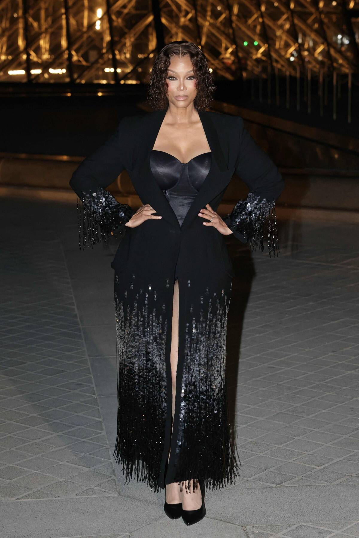 [PHOTOS]  Aliocha Schneider pose sin Charlotte Cardin frente al Louvre como parte de la Semana de la Moda de París