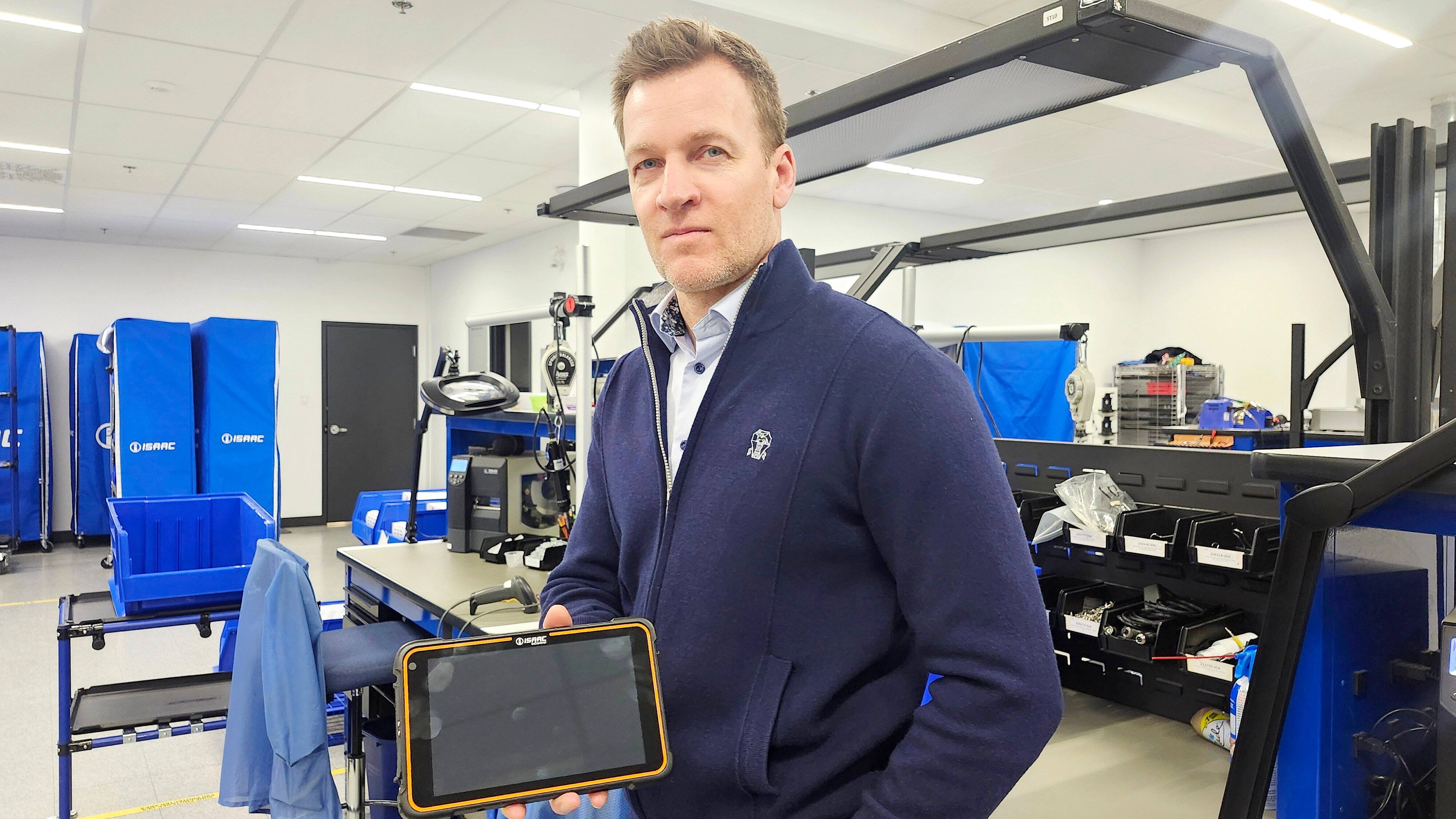 Jean‑Sébastien Bouchard, cofondateur d’Isaac Instruments, affirme qu’il faut agir contre la fraude liée aux DCE, soulignant que sa tablette québécoise, utilisée notamment par Walmart, est conçue exclusivement pour le travail des camionneurs et ne permet pas d'aller sur les réseaux sociaux en conduisant.