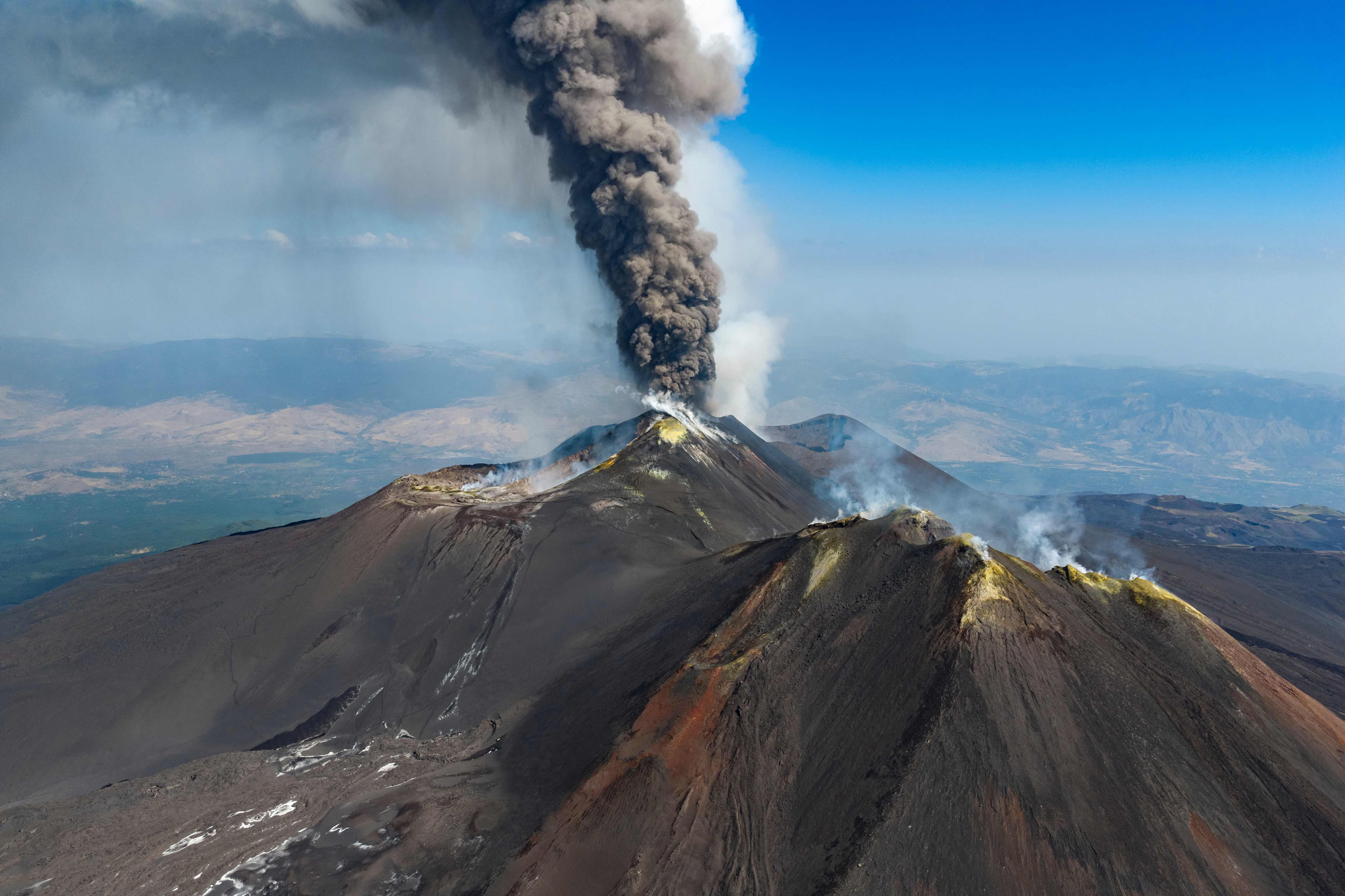Éruption de l'Etna: reprise des vols à l'arrivée à l'aéroport de Catane en Italie
