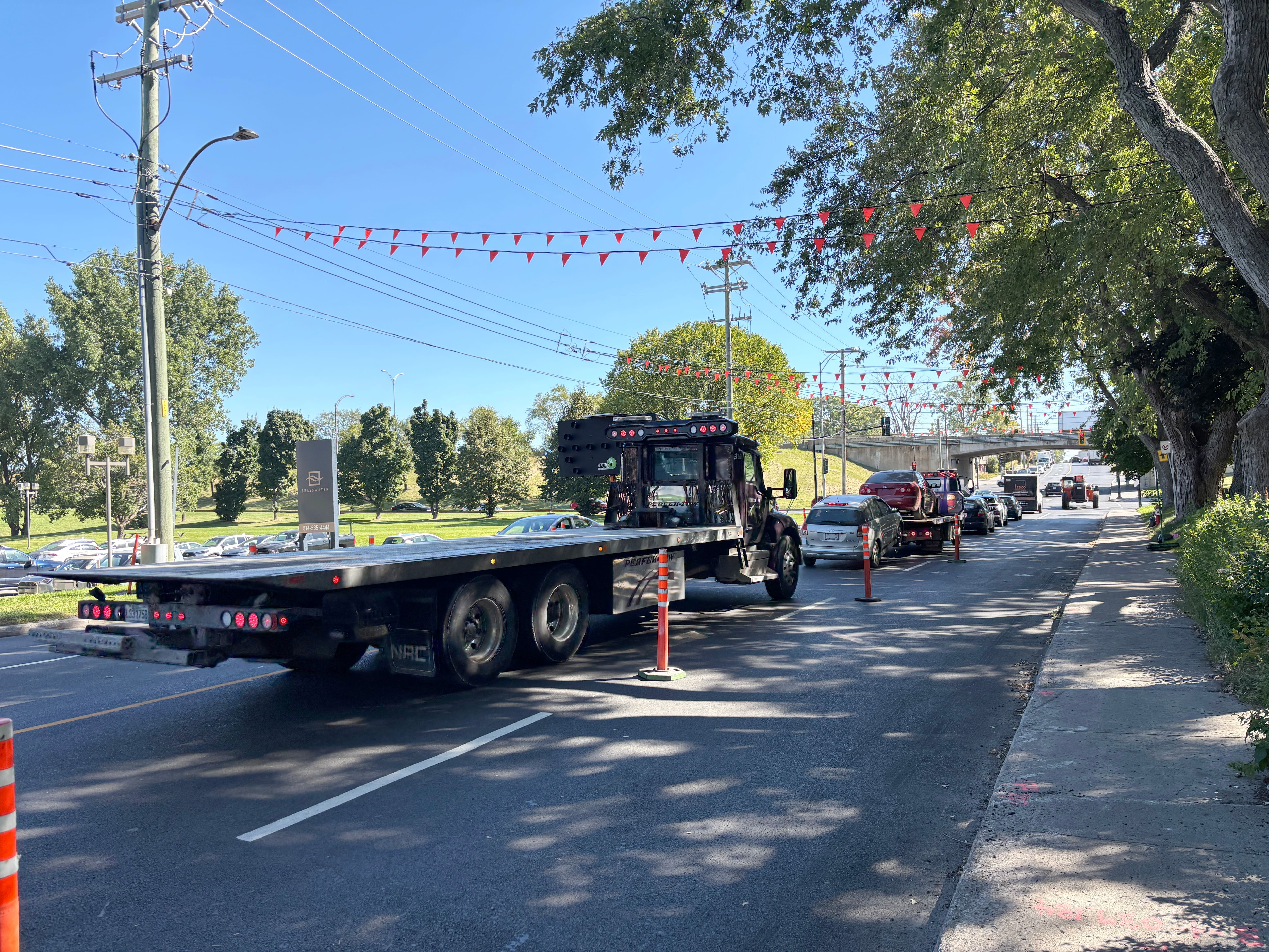 Une fuite dans un aqueduc flambant neuf provoque (encore) des entraves sur une rue de Montréal