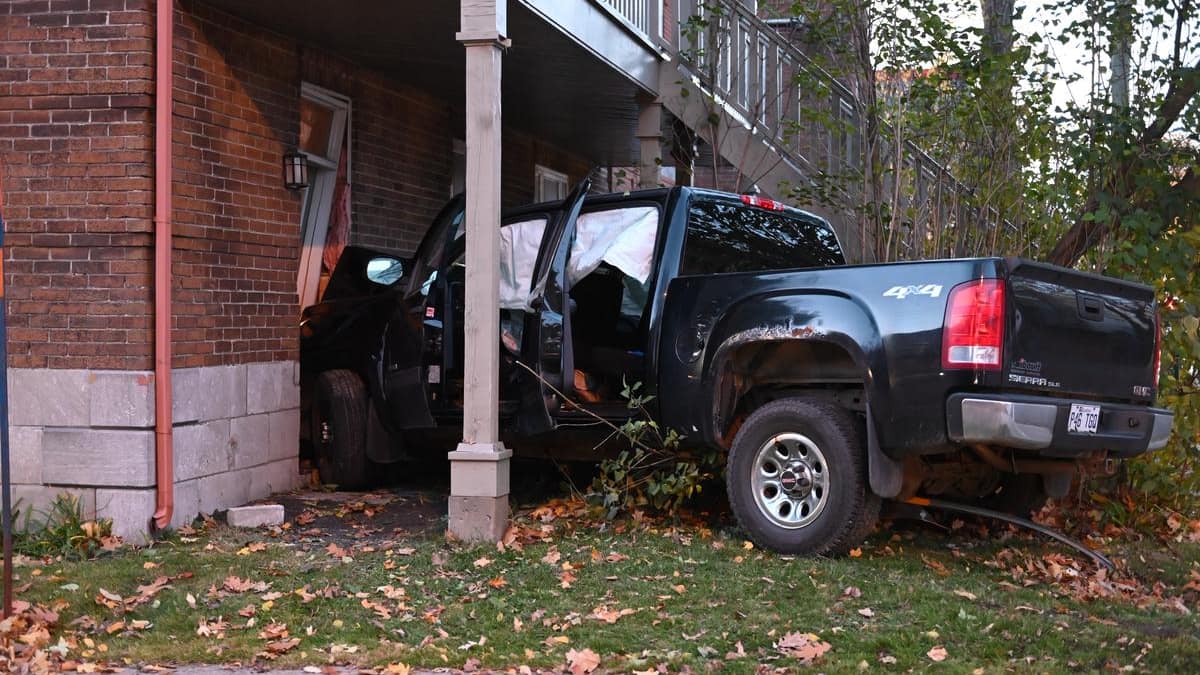 EN IMAGES | Un automobiliste heurte une série de véhicules avant de percuter un immeuble