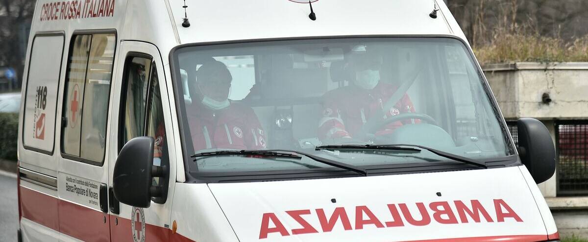 Italia: Due giovani si fingono scomodi per viaggiare “gratuitamente” in ambulanza Italia: Due giovani si fingono scomodi per viaggiare “gratuitamente” in ambulanza