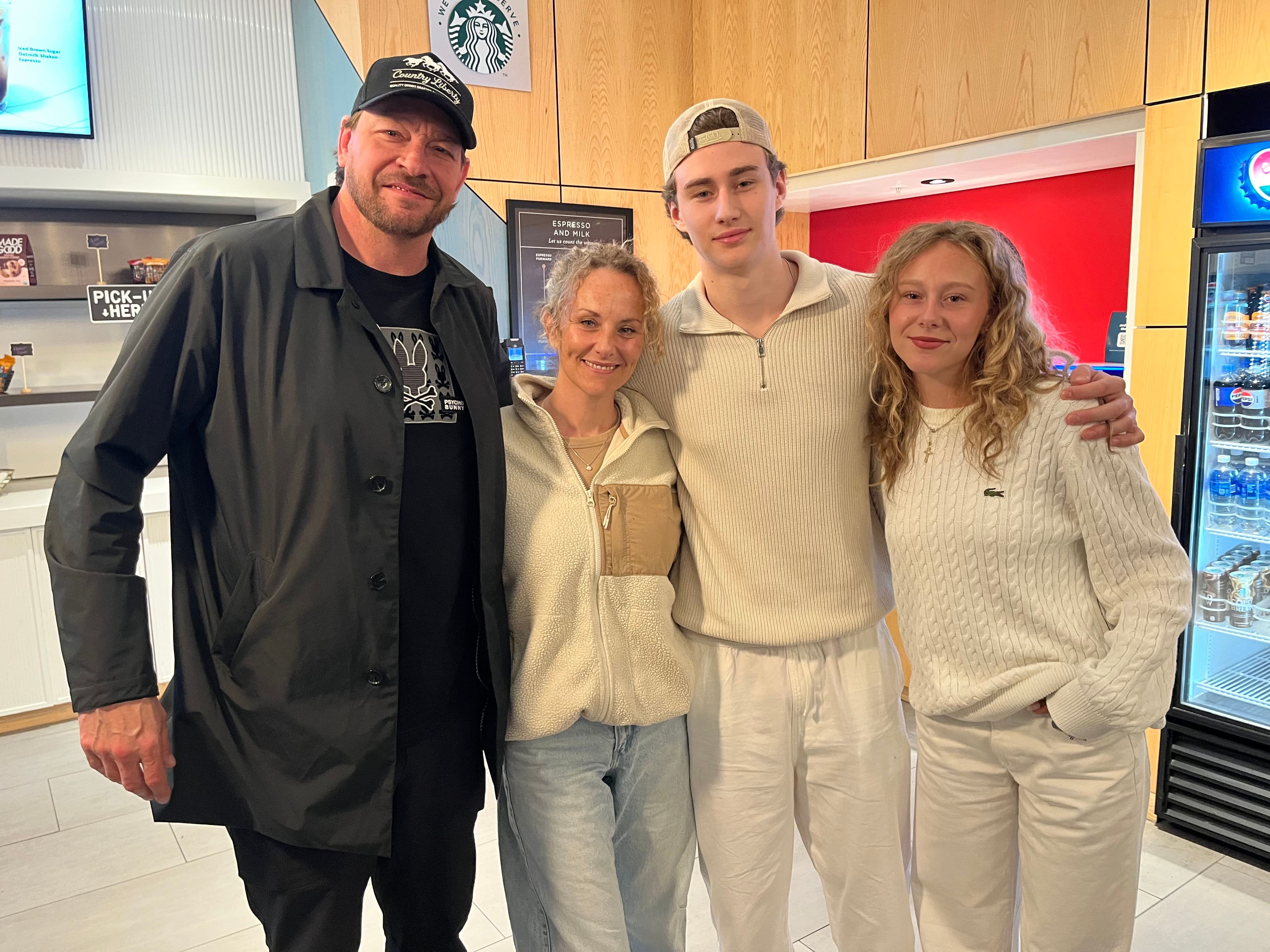 Maddox Dagenais entouré de son père, Pierre, de sa mère, Karine, et de sa sœur, Perlle, à quelques heures de la première ronde du repêchage de la LNH, à Buffalo