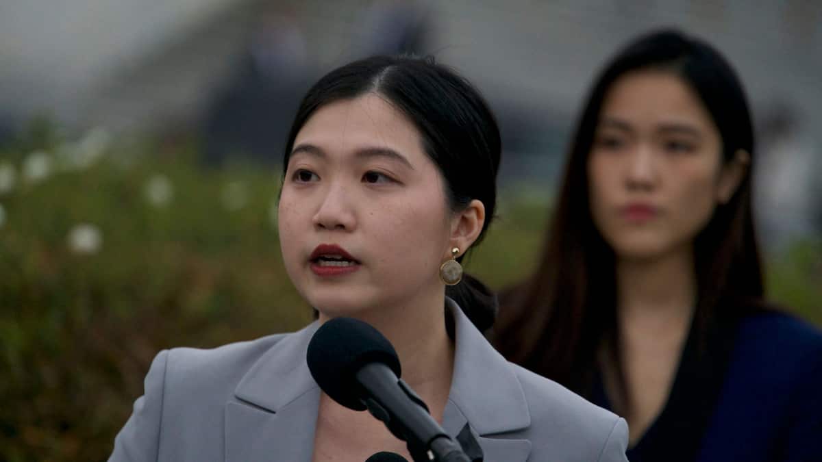 Hong Kong condamne le père d'une militante prodémocratie recherchée à huit mois de prison