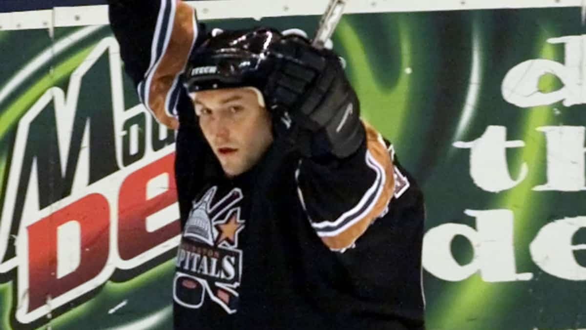 Un ancien de la LNH prend les armes en Ukraine