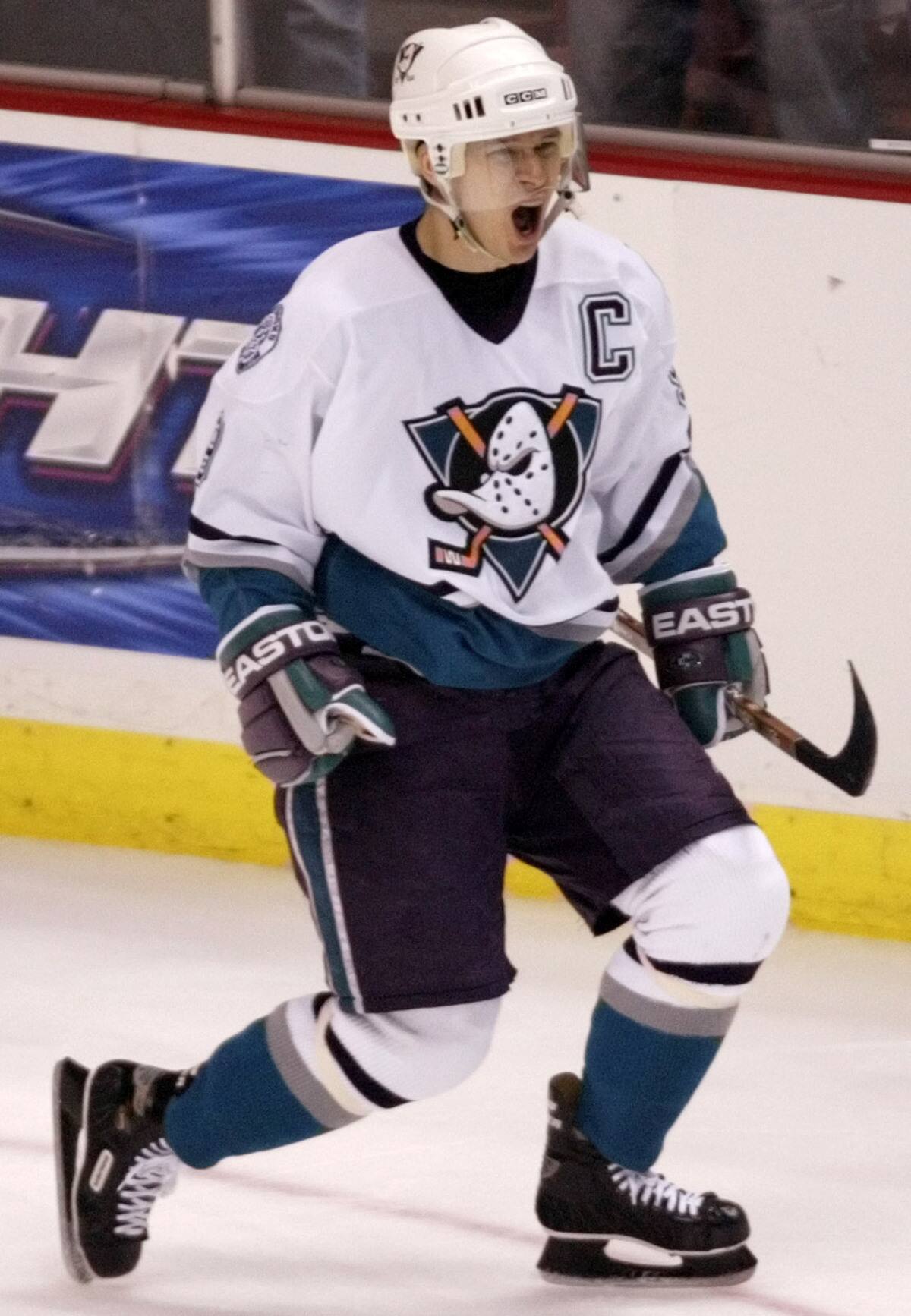 El entrenador en jefe de los Bruins, Jim Montgomery, durante una práctica el 1 de enero de 2023 en Fenway Park en Boston.