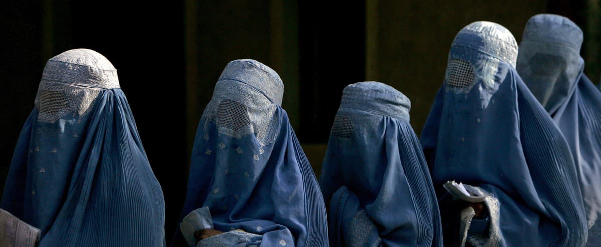 Afghanistan: la guida suprema ordina alle donne di indossare il burqa in pubblico Afghanistan: la guida suprema ordina alle donne di indossare il burqa in pubblico