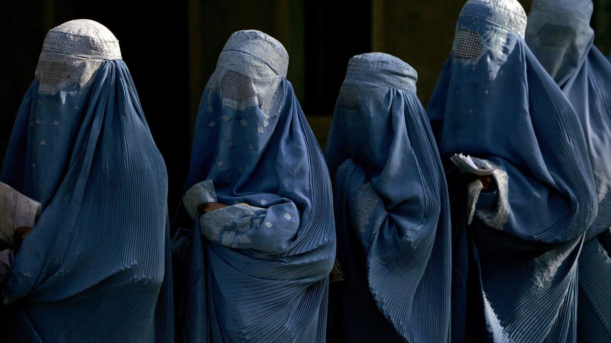 Afghanistan: le chef suprême ordonne aux femmes de porter la burqa en public
