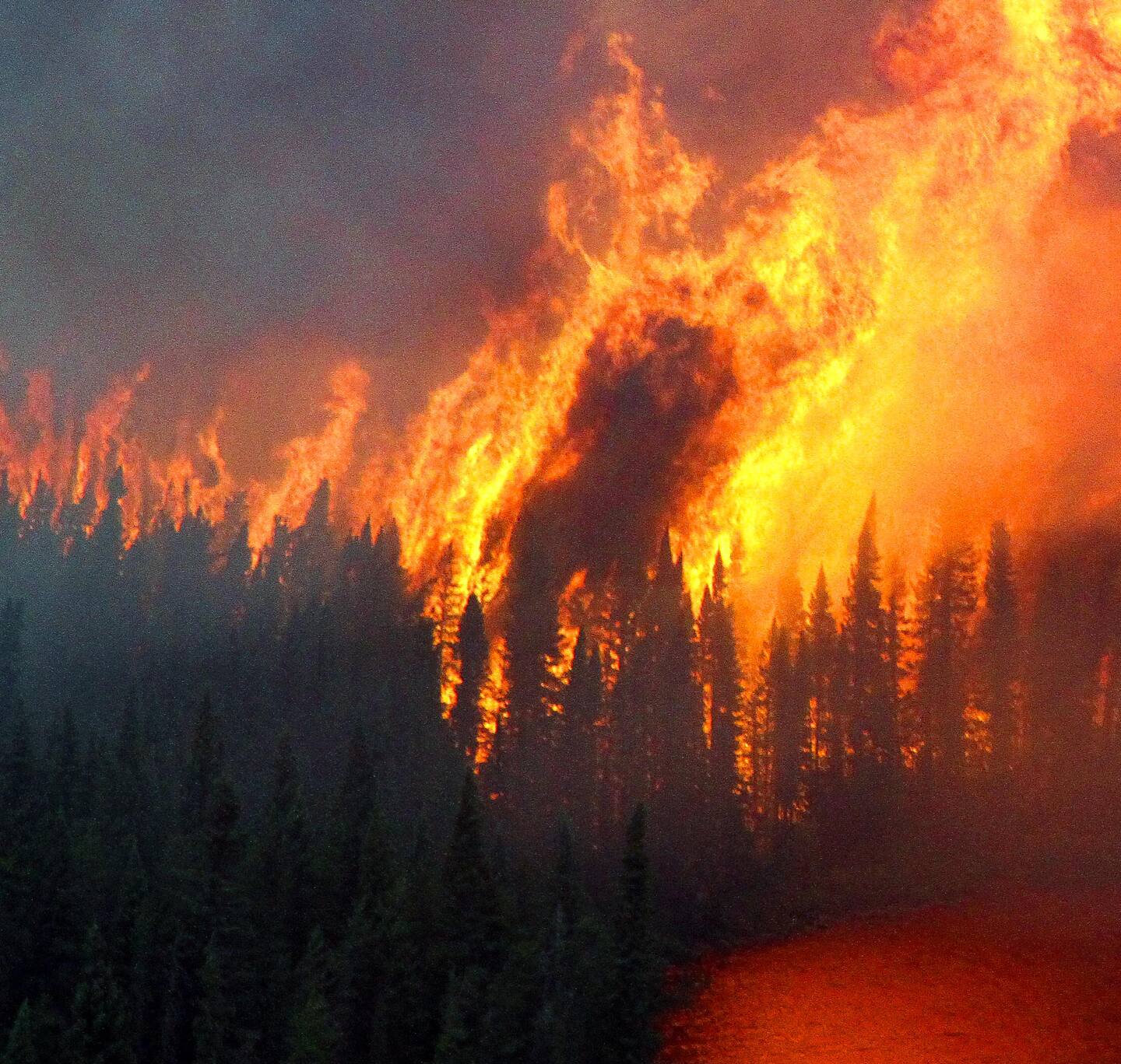 Feux de forêt: des pompiers du Québec en renfort