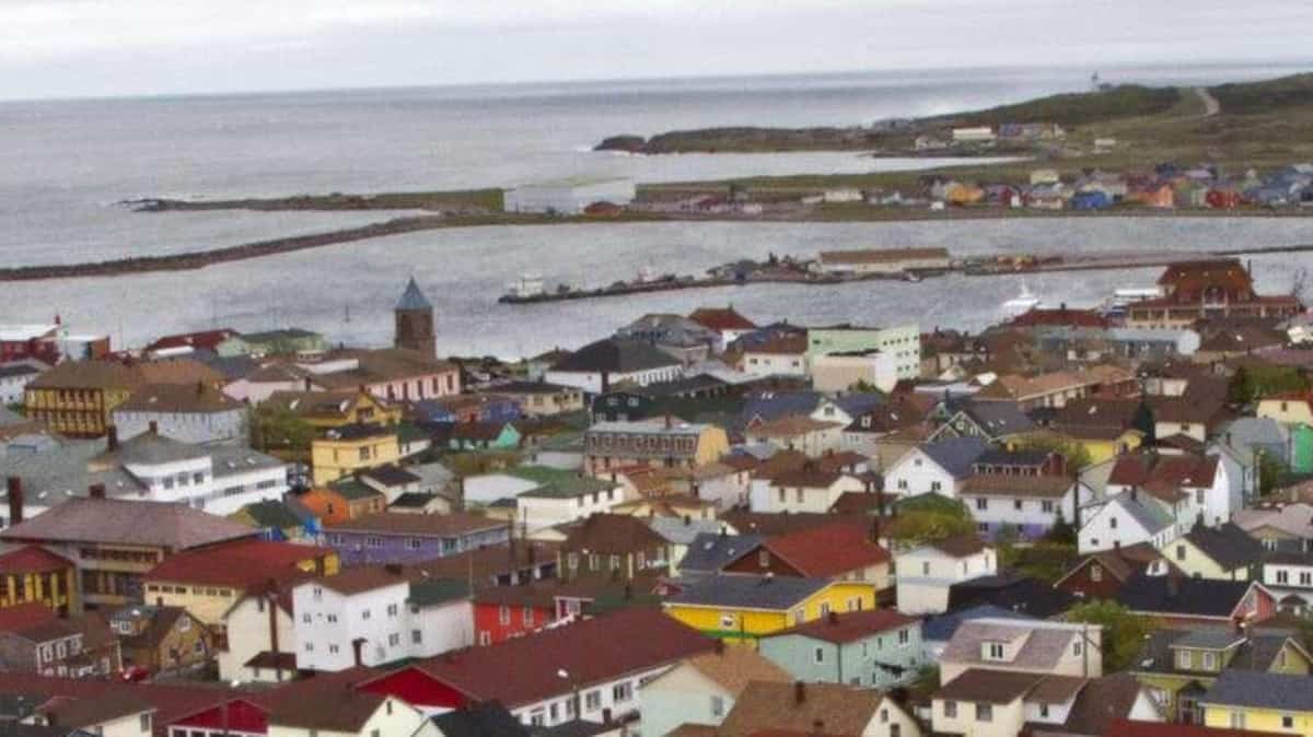 Il crollo della strada ha tagliato in due Saint-Pierre e Miquelon Il crollo della strada ha tagliato in due Saint-Pierre e Miquelon