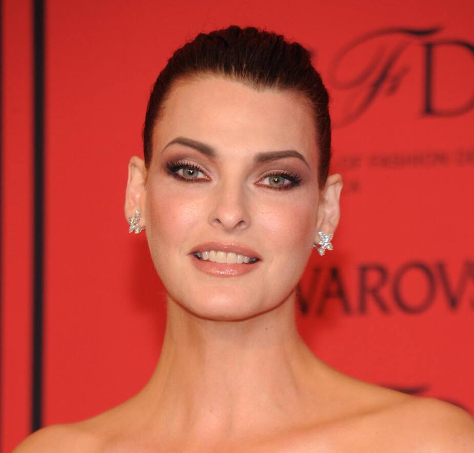 Image principale de l'article Linda Evangelista défigurée par une chirurgie