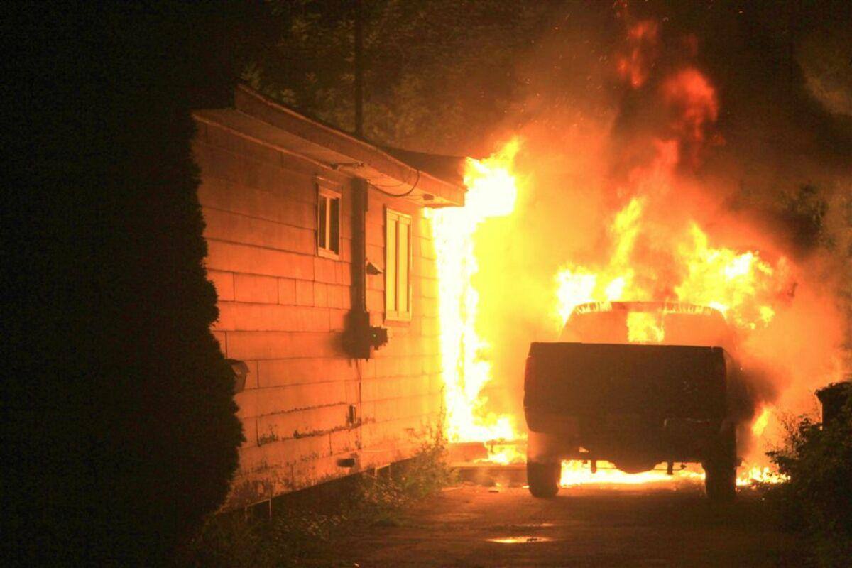 Il allume un feu pour &laquo;se r&eacute;chauffer&raquo; et incendie une auto